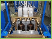 Полуавтомат выдува ПАВ 1100Т с установленной пресс-формой на 2 гнезда с изготовленными бутылками по 5 литров